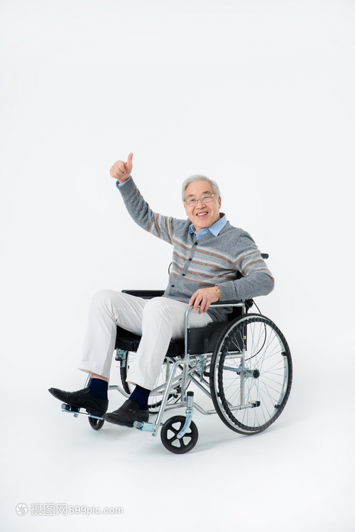 坐轮椅点赞的老人